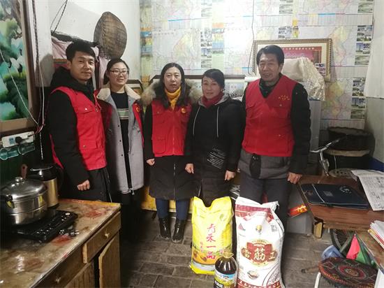 走访慰问田爱爱家中