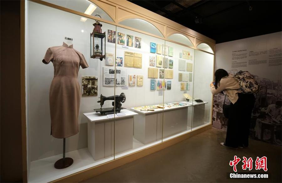 1950-70年代,香港九龙深水埗一带制衣作坊林立,美荷楼里许多居民自备衣车(缝纫机)承揽生意。图为从原居民手中收集的部分生活用品。中新社记者 张炜 摄