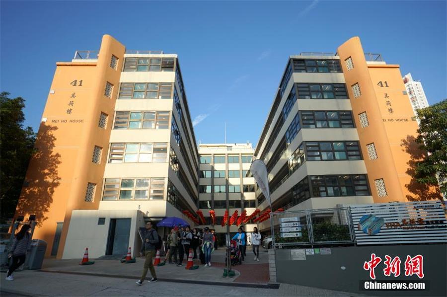 狮子山下的美荷楼位于香港九龙石硖尾邨,1954年建成,是香港硕果仅存的“H”形徙置大厦,因为其拥有的独特历史价值,获评为“香港二级历史建筑”。美荷楼原本是安置石硖尾火灾灾民的安置房,也是香港最早建设启用的公共房屋,在数十年的风风雨雨中,上千家庭过万居民搬入迁出美荷楼,美荷楼承载了成千上万居民的“欢笑与唏嘘”,他们“携手踏平崎岖”,用艰辛努力写下一个个奋斗的人生。美荷楼里的生活正是体现了港人自强不息、同舟共济、艰苦打拼的“狮子山下”精神,正是凭借这种精神,香港从一个小渔村成长为国际大都市。图为现已改造成为青年旅舍的美荷楼新貌。中新社记者 张炜 摄