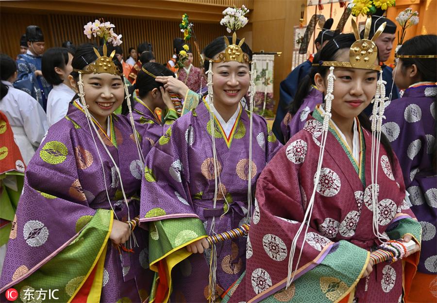 当地时间2019年1月12日,日本东京,东京国学院大学举行成人礼,将满20岁学生盛装参加神道教仪式。