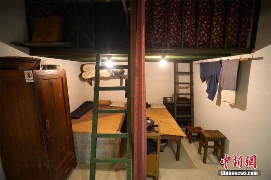 1950年代,美荷楼安置居民时,当局要求一间屋至少居住5名成年人,如果不足5名成人,需要两家合住一个单位,中间设隔断。中新社记者 张炜 摄