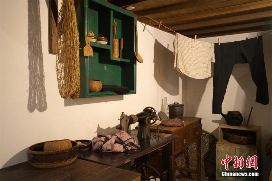 这是根据1950年代范氏一家六口居住的美荷楼271室重建的展室一角,缝纫机是当时许多石硖尾邨公屋居民的自备生产工具,在家中承接缝纫生意,贴补家用。中新社记者 张炜 摄
