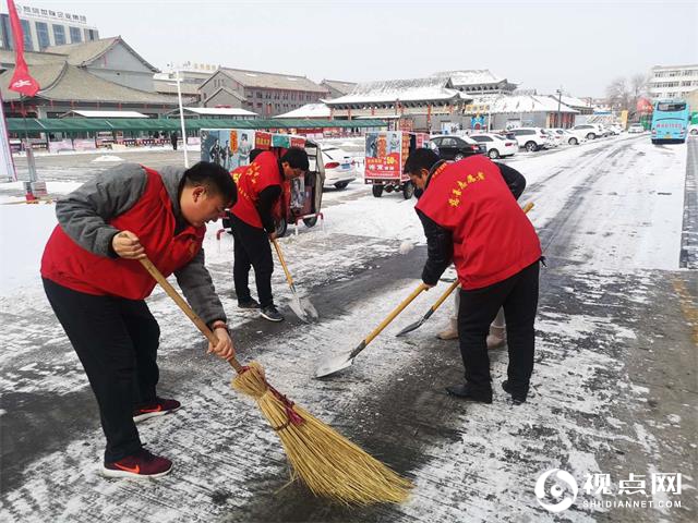 榆阳区三官会社区积极清扫积雪