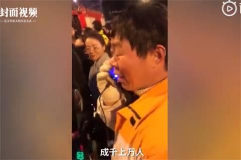 成都烟花秀外卖员被成千上万人包围:要3小时才能到