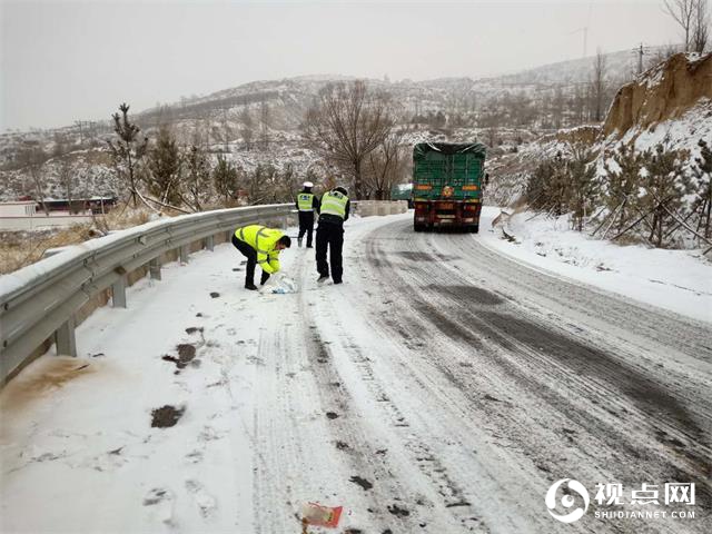 民警给道路撒盐