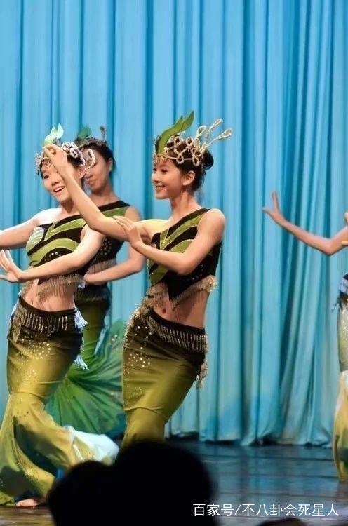 奶茶妹妹章泽天清华大学舞蹈旧照曝光 清纯灵动