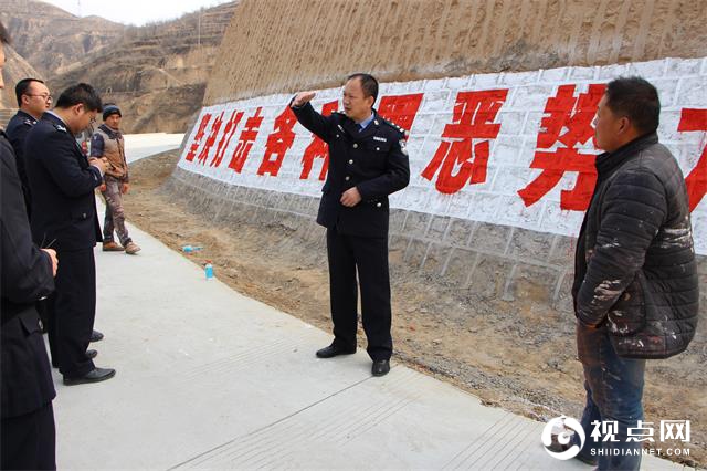 所长谢成革现场指导扫黑除恶宣传工作