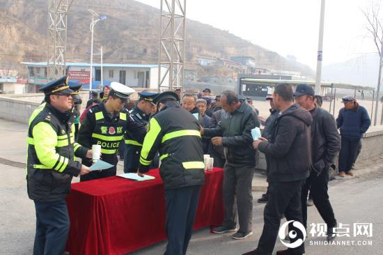 清涧九里山治超站路警联合开展扫黑除恶专项斗争宣传