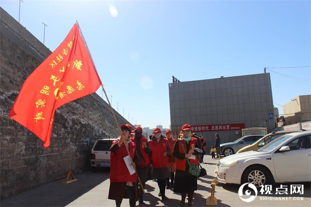 榆阳区定慧寺社区志愿者帮独居老人打扫卫生