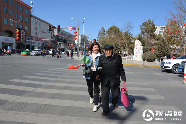 驾校学员搀扶老人过马路