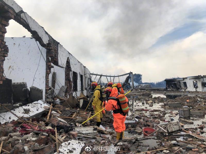 江苏响水天嘉宜公司“3·21”爆炸事故截至目前已造成47人死亡,90人重伤,还有部分群众受轻伤。现场救援仍在继续,消防指战员正在核心区域展开地毯式搜索。