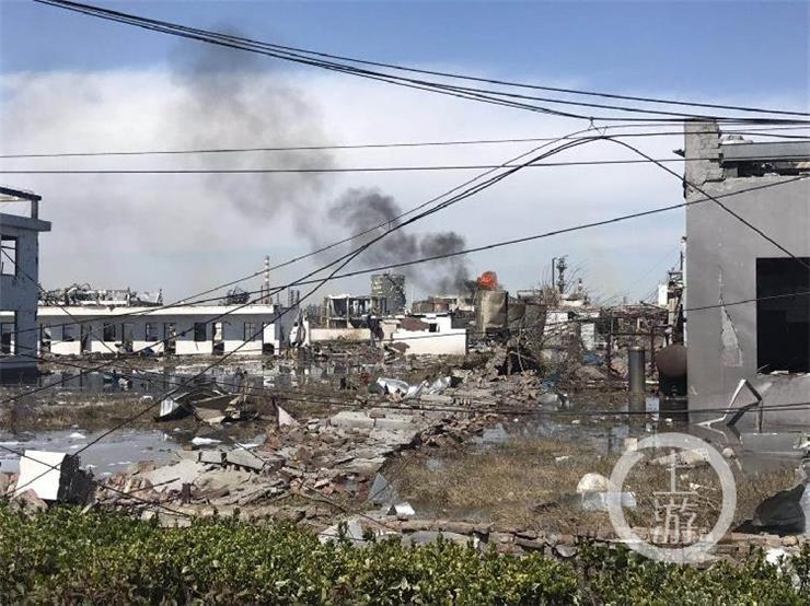 3月21日14时48分许,江苏盐城市响水县陈家港镇天嘉宜化工有限公司化学储罐发生爆炸事故,并波及周边16家企业。截至目前,事故已造成47人死亡、90人重伤,另有部分群众不同程度受伤。这是3月22日拍摄的事故现场。