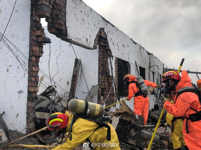 江苏响水天嘉宜公司“3·21”爆炸事故截至目前已造成47人死亡,90人重伤,还有部分群众受轻伤。现场救援仍在继续,消防指战员正在核心区域展开地毯式搜索。