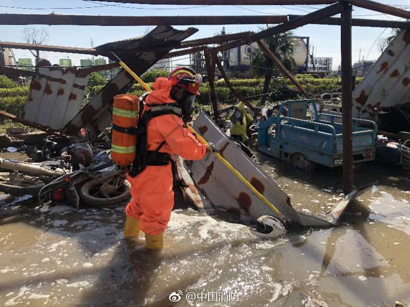江苏响水天嘉宜公司“3·21”爆炸事故截至目前已造成47人死亡,90人重伤,还有部分群众受轻伤。现场救援仍在继续,消防指战员正在核心区域展开地毯式搜索。