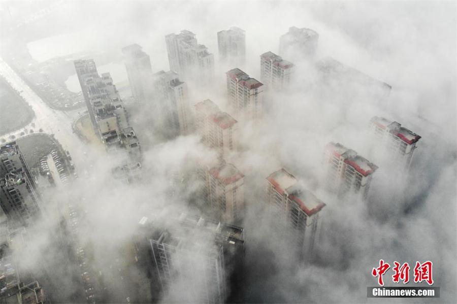 湖南长沙清晨现平流雾 高层建筑在云雾中若隐若现
