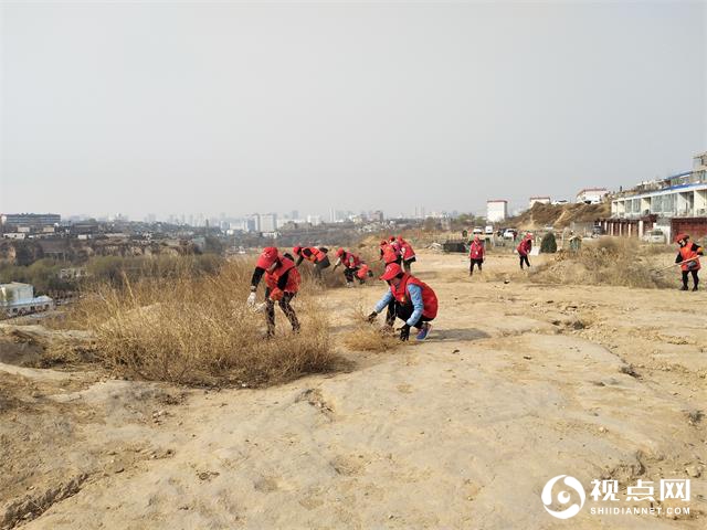 榆阳区驼峰办金华路社区整治举华巷南沙畔环境卫生