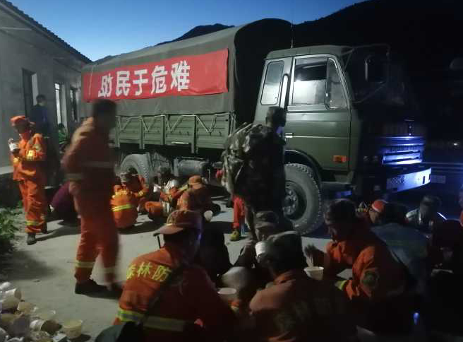 四川凉山三县森林火灾情况通报：1900余人昼夜扑救