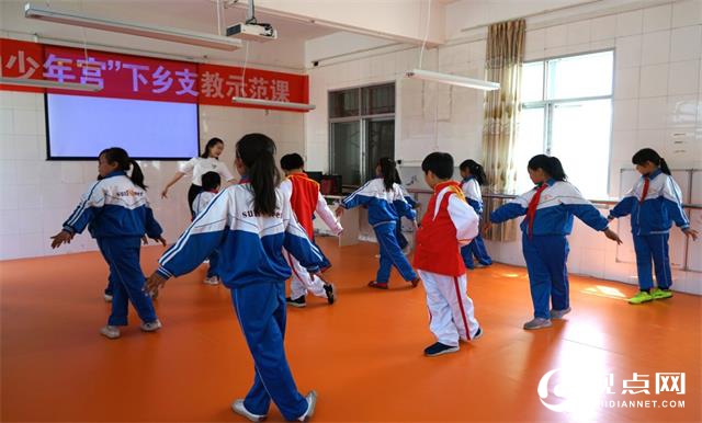 子洲县马岔镇中心小学举行榆林市2019“情暖童心 城乡手拉手送温暖”暨红领巾大讲堂活动