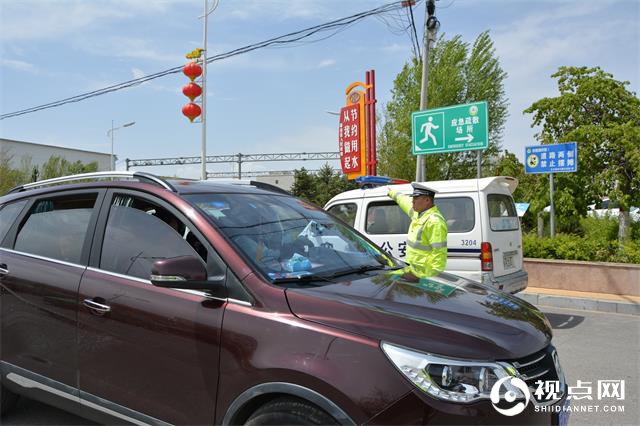 民警为驾驶员指路