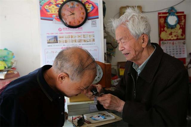 西安95岁陈绍霖老人每天准点上下班 成最高龄修表匠