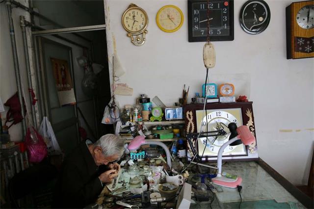 西安95岁陈绍霖老人每天准点上下班 成最高龄修表匠