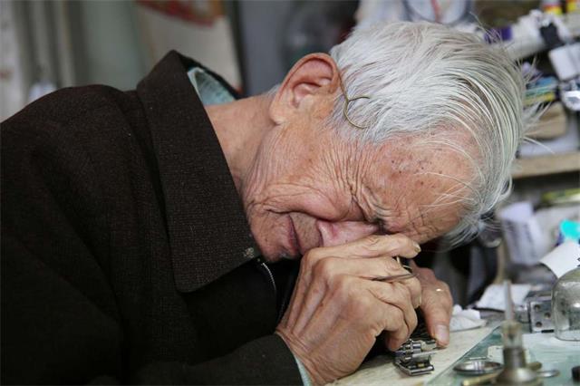 西安95岁陈绍霖老人每天准点上下班 成最高龄修表匠