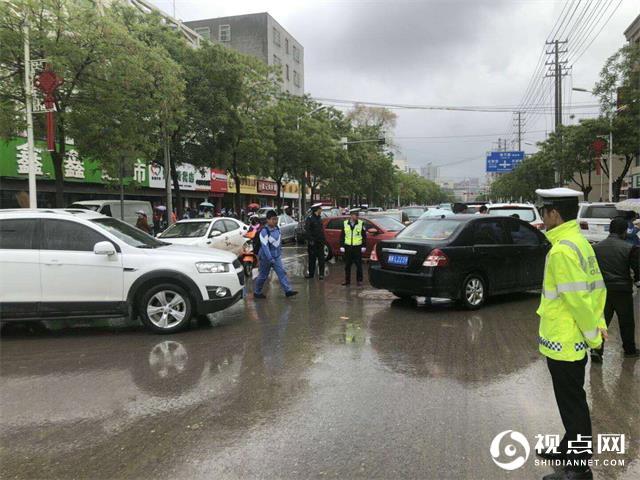 <a href=https://www.shidiannet.com/zt/jingbian/ target=_blank class=infotextkey>靖边</a>县：春雨绵绵润大地 交警执勤保畅通
