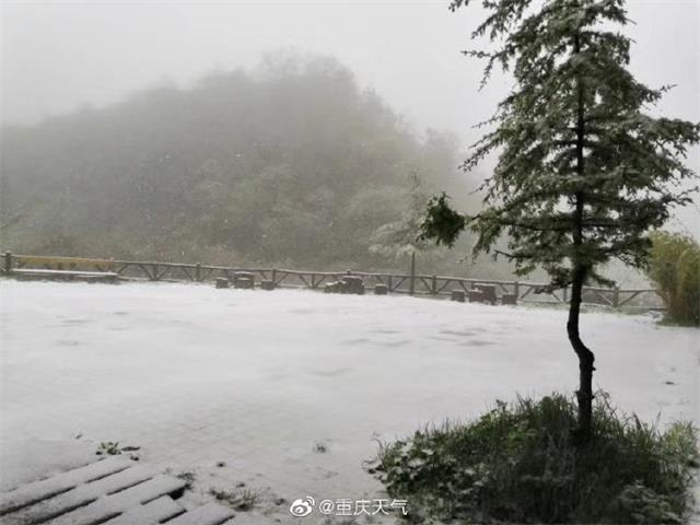 立夏刚过<a href=https://www.shidiannet.com/GB/chongqing/ target=_blank class=infotextkey>重庆</a>迎10小时降雪 网友：说好的立夏呢？