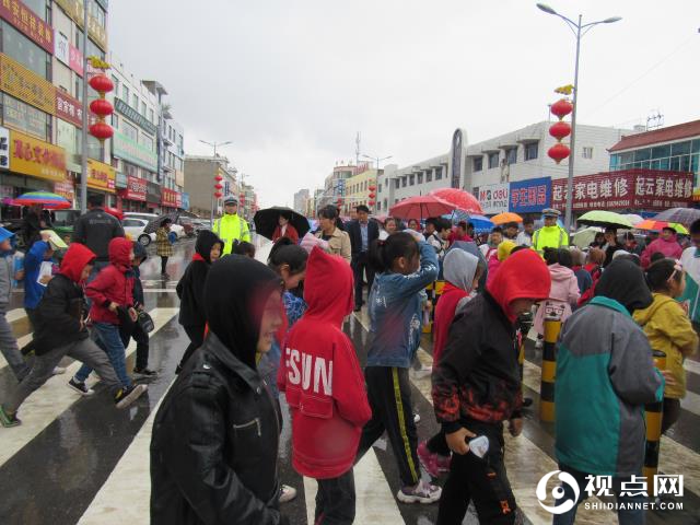 <a href=https://www.shidiannet.com/zt/jingbian/ target=_blank class=infotextkey>靖边</a>县：春雨绵绵润大地 交警执勤保畅通
