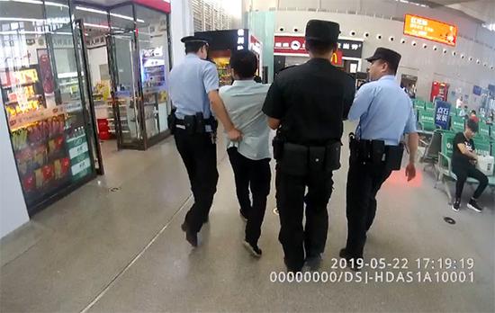 黄某被警方带走。 长沙铁路公安处供图