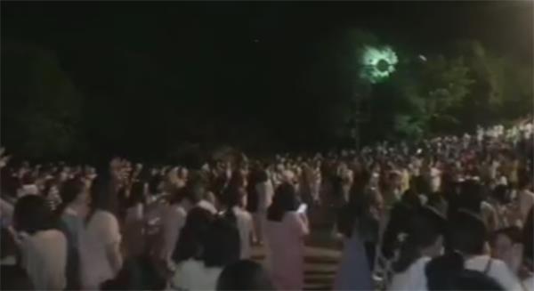 6月17日，宜宾长宁发生6.0级地震，宜宾市区群众反映震感强烈，不少群众走上街头。