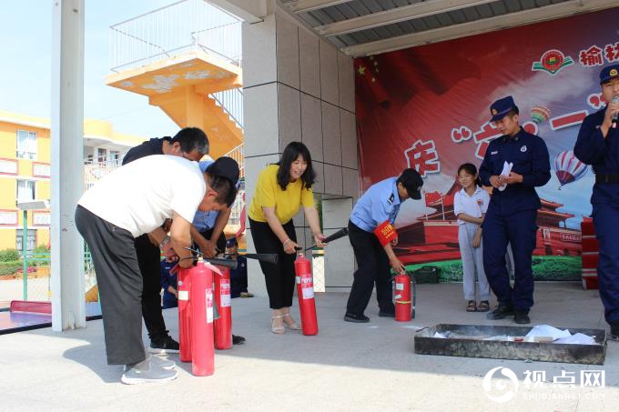 老师和学生上台体验