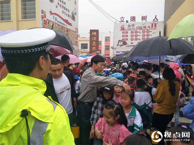 <a href=https://www.shidiannet.com/zt/jingbian/ target=_blank class=infotextkey>靖边</a>：雨中“浇警” 点亮街头“美景”