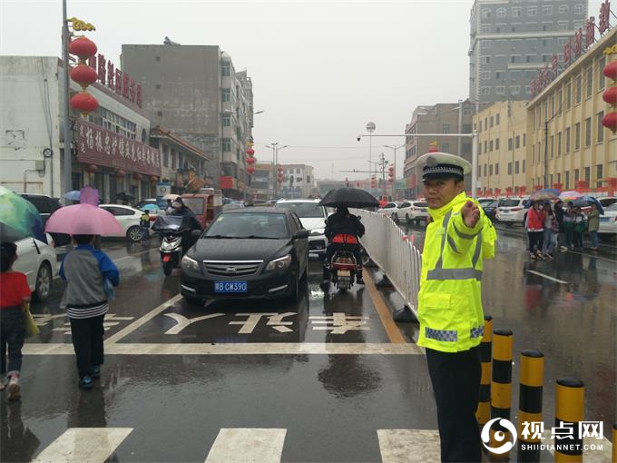 靖边：雨中“浇警” 点亮街头“美景”