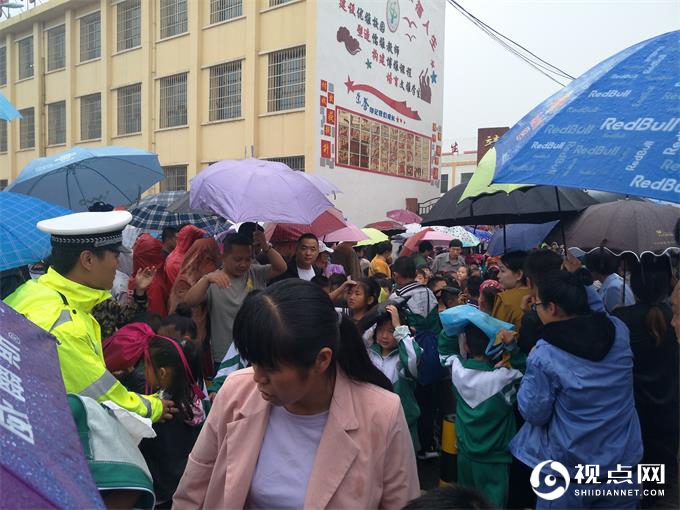 <a href=https://www.shidiannet.com/zt/jingbian/ target=_blank class=infotextkey>靖边</a>：雨中“浇警” 点亮街头“美景”