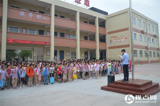 蒲城铁警暑假前开展铁路安全知识进校园活动