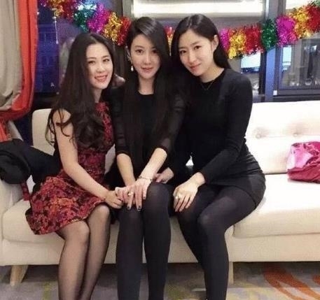 “母女三人合照”火遍全网 傻傻分不清谁才是妈妈？九成网友猜错!
