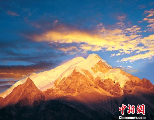 四川格聂神山再现游客非法穿越 景区:必须登记备案