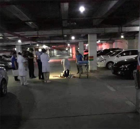 <a href=https://www.shidiannet.com/GB/chongqing/ target=_blank class=infotextkey>重庆</a>男子车库刺死女子 目击者:男子称与女子无关系