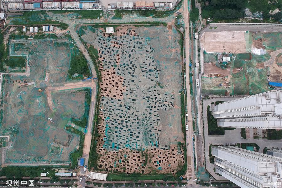2019年8月2日,西安,无人机航拍位于长沣路附近的一处建筑工地,工地上散布着大大小小上百个矩形探坑。当地文物部门在这勘探发现了古墓葬736座,这些古墓葬为战国平民墓葬群,位置在战国属于杜县,性质相当于公墓,平民都下葬于此。