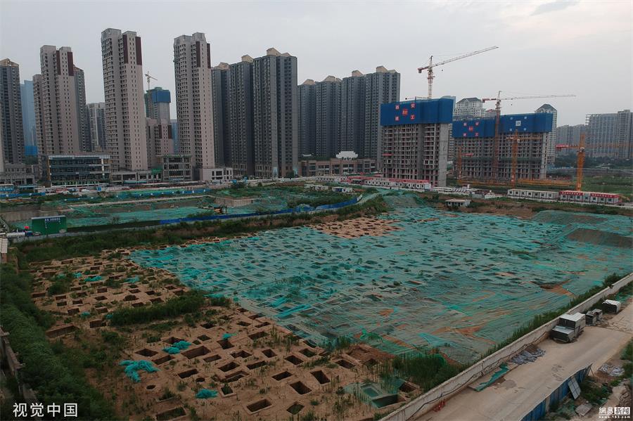 2019年8月2日,西安,无人机航拍位于长沣路附近的一处建筑工地,工地上散布着大大小小上百个矩形探坑。当地文物部门在这勘探发现了古墓葬736座,这些古墓葬为战国平民墓葬群,位置在战国属于杜县,性质相当于公墓,平民都下葬于此。