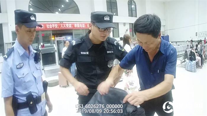 民警向旅客交接物品