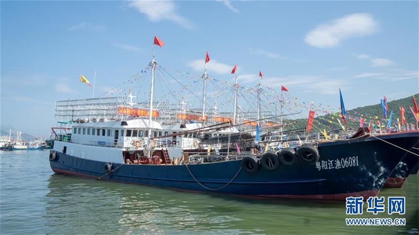 8月16日,停泊在渔港里的渔船准备出海。 8月15日至16日,第17届南海(阳江)开渔节于在广东阳江海陵岛举行。今年的南海休渔期也在16日正式结束,这一天,渔民们再次开始了在渔船上的辛勤劳作,向广阔的大海进发。