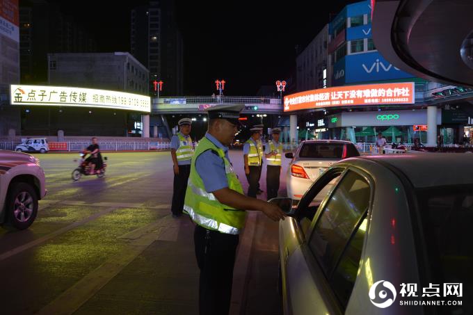 民警在主要路口依法检查