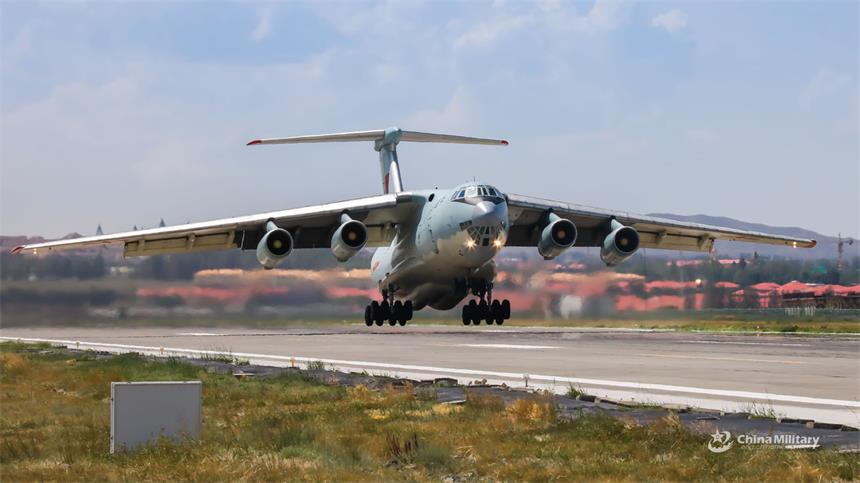 航空飞镖比赛结束 俄女兵与我官兵合影