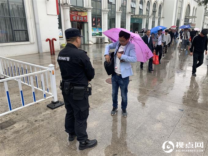 延安铁路公安处绥德铁警：雨中执勤，别样风采