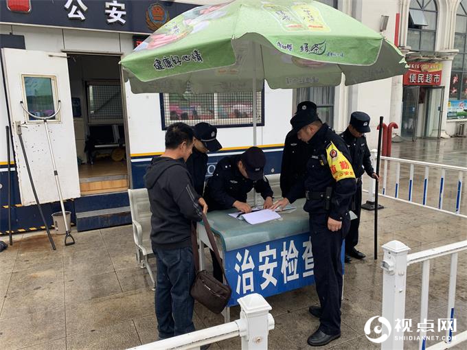 延安铁路公安处绥德铁警：雨中执勤，别样风采