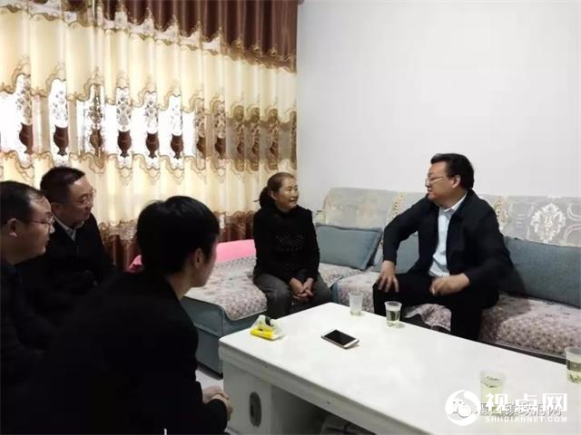 汉中市西乡县县长李耕一行深入堰口镇罗镇村调研脱贫攻坚工作