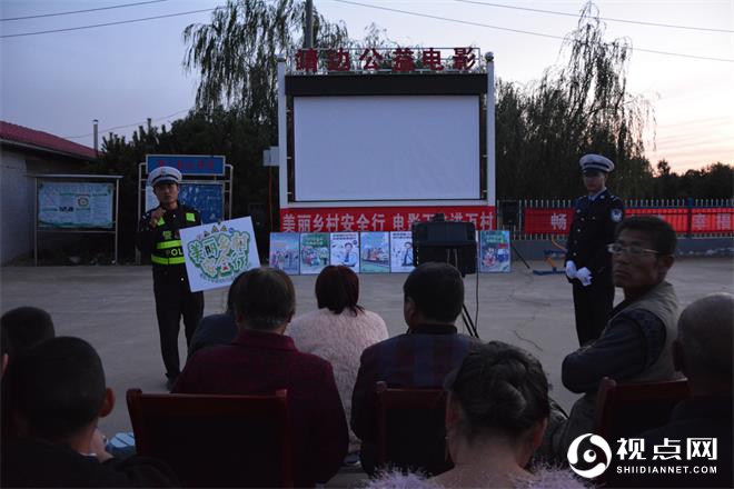 靖边交警开展“美丽乡村安全行 电影下乡进万村”交通安全宣传活动