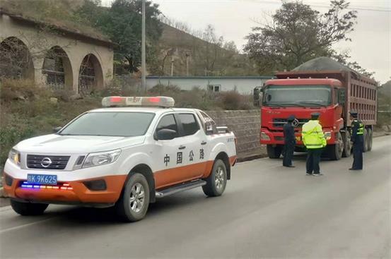 清涧九里山治超站路警联合治超 严厉打击超限超载行为